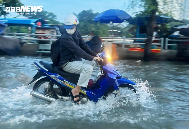 Thời tiết tại TP.HCM hôm nay 15/10, chiều tối và tối có mưa rào và dông rải rác, cục bộ có mưa vừa, mưa to.