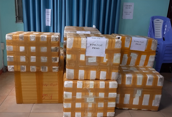 Pháo nổ sẽ được “ngụy trang” trong các thùng xốp chứa cá khô, ghi sẵn thông tin người nhận.