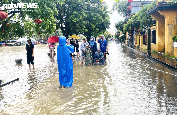Tranh thủ lúc mực nước trên đường Bạch Đằng đang còn ở mức thấp, người dân địa phương và du khách lội nước "check-in".