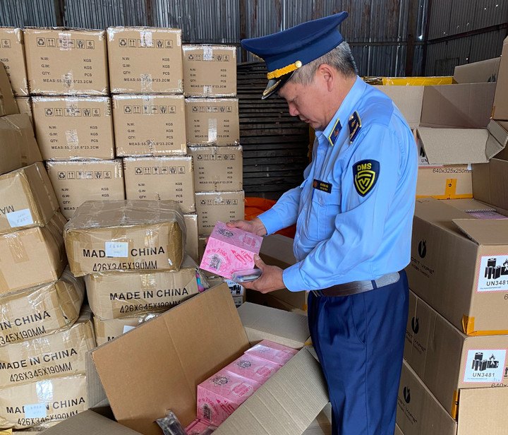 Tại thời điểm khám kho hàng, đoàn kiểm tra phát hiện 103.000 sản phẩm thuốc lá điện tử. (Ảnh: Cục Quản lý thị trường tỉnh Bắc Ninh).