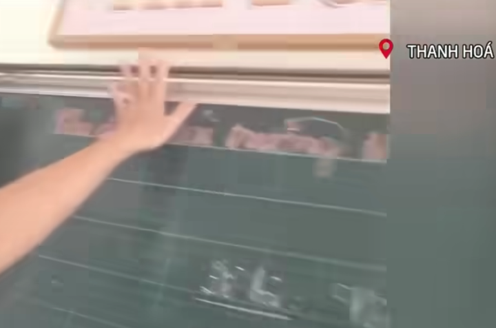 Hình ảnh phụ huynh tố nhà trường nâng giá khung ray đỡ tivi. (Ảnh cắt từ clip).