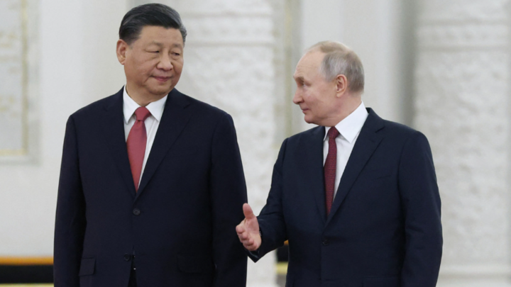 Tổng thống Nga Vladimir Putin (phải) và Chủ tịch Trung Quốc Tập Cận Bình. (Ảnh: RT)