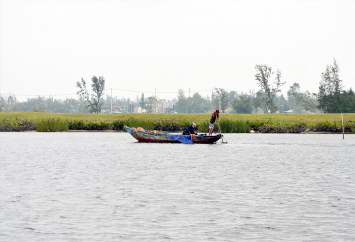 Khi đang đánh bắt cá trên sông, chiếc ghe của hai vợ chồng ở Quảng Nam bất ngờ bị lật khiến người chồng mất tích. (Ảnh minh họa)