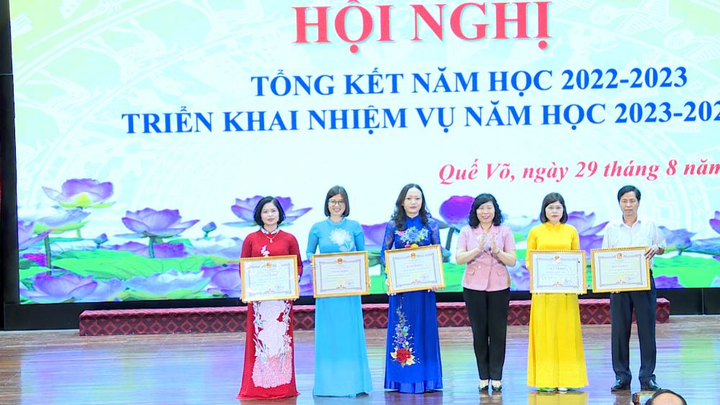 Lãnh đạo Sở Giáo dục và Đào tạo tỉnh Bắc Ninh tặng Bằng khen của chủ tịch UBND tỉnh cho các tập thể có thành tích trong năm học 2022-2023. (Ảnh: TX Quế Võ).