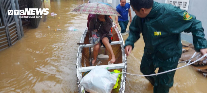 Ban Chỉ huy PCTT&TKCN Thừa Thiên - Huế đề nghị các huyện, thị xã và TP Huế lên phương án, rà soát kiên quyết sơ tán người dân tại những nơi nguy hiểm. (Ảnh: Quốc Cường)