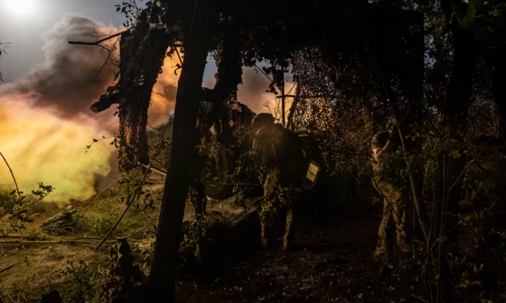 Một đơn vị pháo binh Ukraina bắn vào các vị trí của Nga gần Avdiivka. (Ảnh: Getty Images)