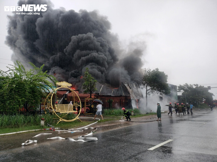 Tại hiện trường, nhiều vật liệu ống nhựa bị thiêu rụi. Theo quan sát của PV, lực lượng chức năng đã kéo một xe tải chứa ống nhựa bị thiêu rụi từ trong đám cháy ra bên ngoài.