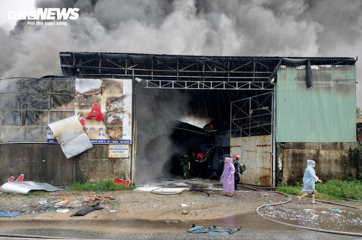 Đến 7h50 cùng ngày, đám cháy mới cơ bản được dập tắt.