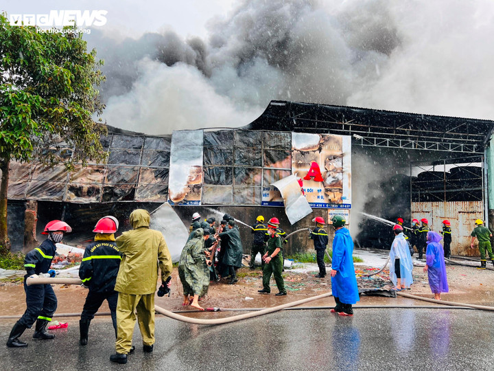 Ông Lê Văn Hòa, Giám đốc Công ty TNHH dịch vụ thương mại vận tải Long Hải, cho biết: “Tôi đang ngồi uống cà phê gần kho nhựa thì thấy khói đen bốc lên cao. Sau đó, tôi chạy về tới thì ngọn lửa đã bao trùm cả kho nhựa. Kho này chứa rất nhiều ống nhựa để phân phối cho các đại lý trên địa bàn tỉnh Quảng Nam cùng 5 chiếc xe. Thiệt hại là quá lớn".