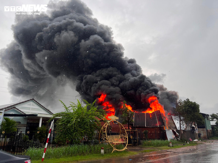 Thời điểm trên, người dân địa phương hốt hoảng khi chứng kiến kho nhựa Long Hải bất ngờ bùng cháy lớn, cột khói cao cả trăm mét.
