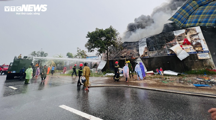 Tiếp nhận thông tin vụ cháy, Phòng Cảnh sát PCCC&CNCH Công an tỉnh Quảng Nam đã điều 5 xe cứu hỏa và hàng chục cán bộ chiến sĩ nhanh chóng có mặt ở hiện trường để phối hợp dập lửa.