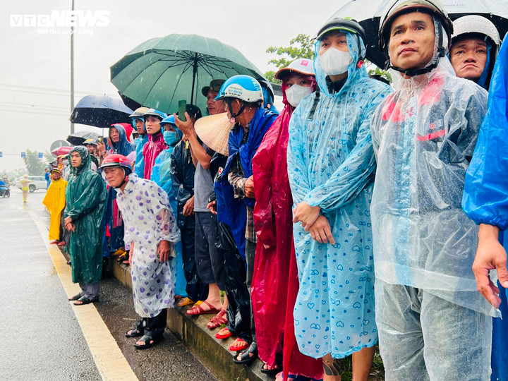 Rất đông người dân địa phương và người đi đường tập trung theo dõi vụ việc.