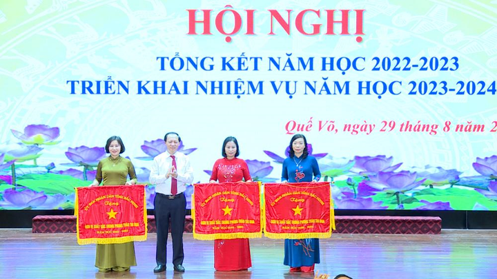 Ông Lê Hồng Phúc, Bí thư Thị ủy thị xã Quế Võ tặng Cờ thi đua của UBND tỉnh Bắc Ninh cho các tập thể có nhiều thành tích trong năm học 2022 - 2023. (Ảnh: Thị xã Quế Võ)