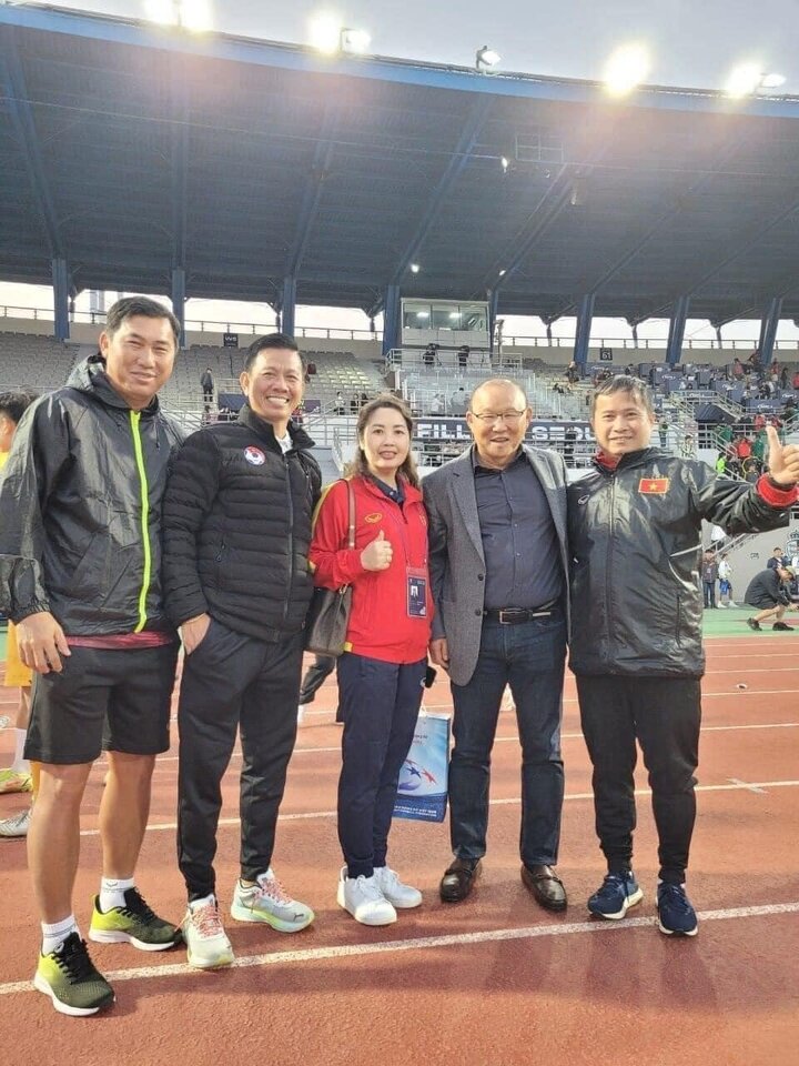 HLV Park Hang Seo xuống sân gặp mặt và động viên các thành viên của U18 Việt Nam.