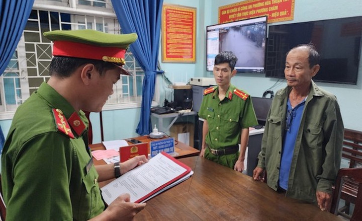 Công an đọc lệnh khởi tố, bắt giam Huỳnh Ngọc