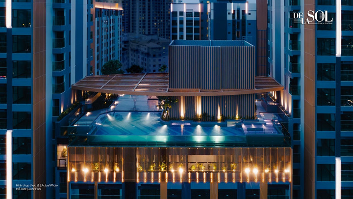 Chiêm ngưỡng hồ Jazz trên tầng thượng của De La Sol. Hơn 50 tiện ích nội khu tích hợp tại De La Sol cũng thể hiện sự nhất quán, hòa hợp cùng phong cách kiến trúc, đáp ứng đời sống tinh thần cho cư dân.