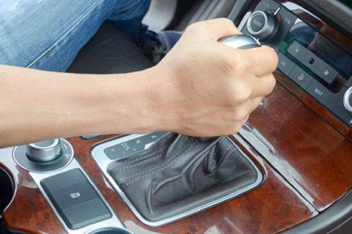 Tài xế cần "bỏ túi" những kỹ năng xử lý xe ô tô bị hỏng số lùi để đảm bảo an toàn. (Ảnh minh họa: Tạp chí Công Thương)