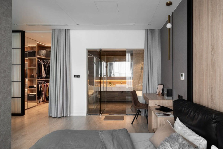 Nếu bạn lo ngại việc quần áo bị hư hại khi để trong không gian phòng tắm thì thiết kế một phòng thay đồ cạnh phòng tắm sẽ là giải pháp tối ưu hơn. Với thiết kế này, việc bảo quản quần áo luôn cách an toàn và khép kín, không cần lo lắng về ẩm mốc.