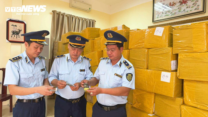 Lực lượng chức năng khám điểm tập kết hàng hóa của Công ty TNHH Điện tử Thiên Long. (Ảnh: Cục Quản lý thị trường tỉnh Bắc Ninh).