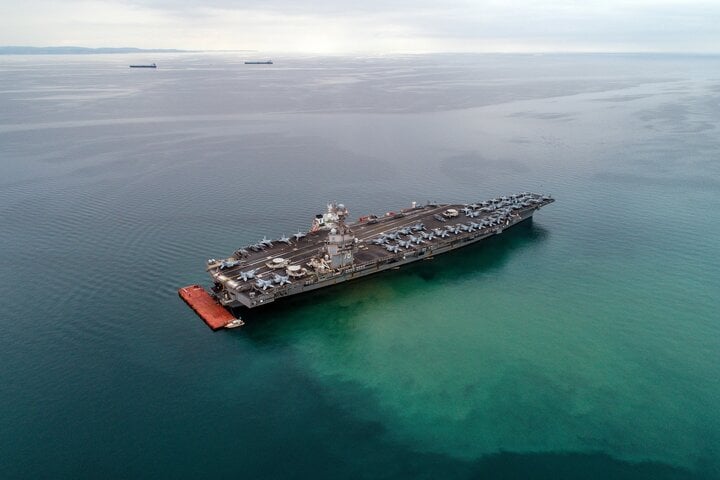 Tàu USS Gerald R. Ford được nhìn thấy đang neo đậu ở Vịnh Trieste ở Ý vào ngày 18/9, trước khi di chuyển về phía đông Địa Trung Hải.