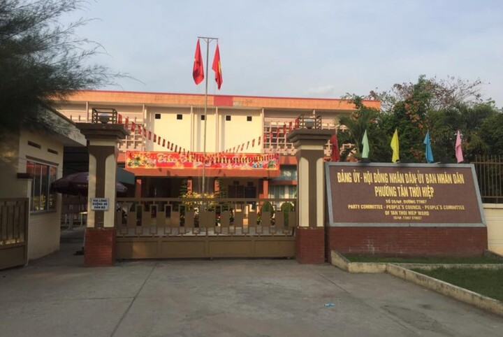 Đại diện UBND quận 12 xác nhận trên địa bàn phường Tân Thới Hiệp xảy ra vụ việc người đàn ông tấn công lực lượng chức năng khi đang làm nhiệm vụ.