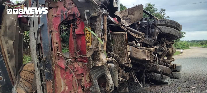 Chiếc xe lật nghiêng.