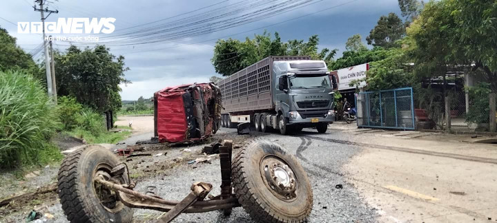 Bánh xe tải rơi ra ngoài