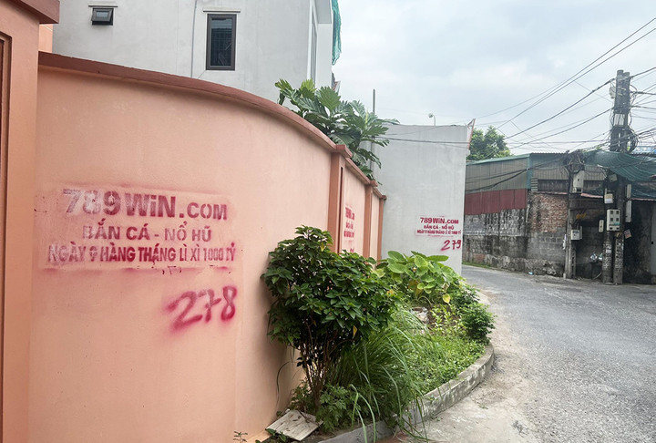 Những bức tường bị xịt sơn quảng cáo game cá độ online. (Ảnh: T.D).