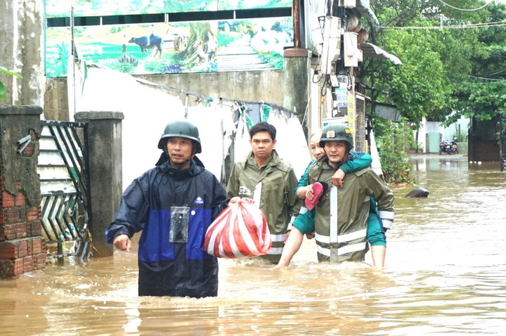 Lực lượng chức năng quận Liên Chiểu, TP Đà Nẵng hỗ trợ người dân sơ tán. (Ảnh: Châu Thư).