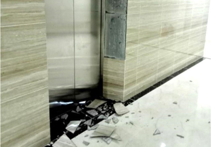 Gạch ốp thang máy bong tróc dù chung cư mới đưa vào sử dụng 5 tháng. (Ảnh: Cư dân cung cấp)