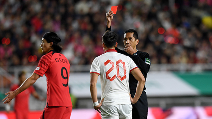 Tấm thẻ đỏ của Bùi Hoàng Việt Anh khiến đội tuyển Việt Nam thêm khó khăn. (Ảnh: ST)