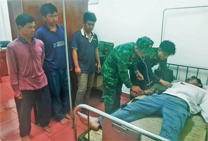 Lực lượng chức năng thăm khám các thuyền viên gặp nạn. (Ảnh: CTV)