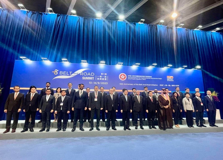 Bộ trưởng Bộ Kế hoạch và Đầu tư Nguyễn Chí Dũng chụp ảnh cùng các đại biểu tham gia Hội nghị thượng đỉnh Vành đai và Con đường lần thứ 8, kỷ niệm 10 năm sáng kiến Vành đai và Con đường tại Hồng Kông, Trung Quốc. Ảnh: Vneconomy