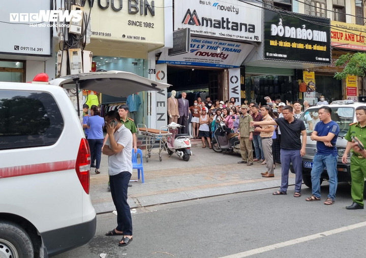 Lực lượng chức năng bảo vệ, khám nghiệm hiện trường.