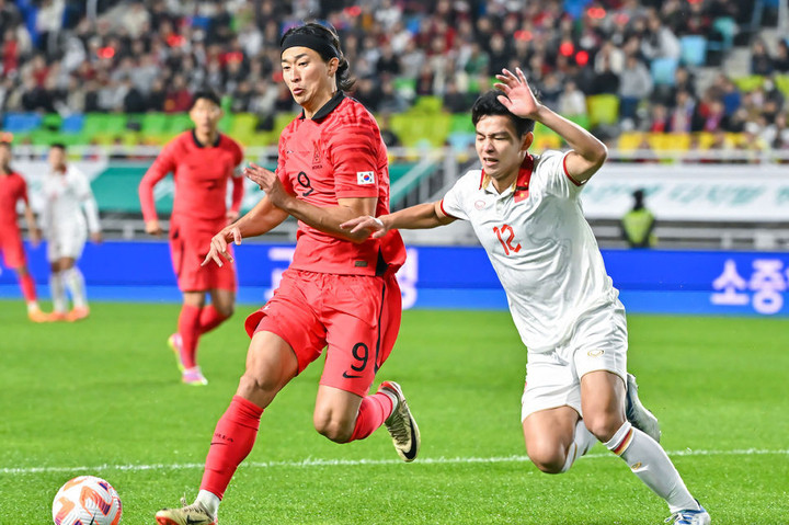 Khả năng che chắn với thể hình và sức mạnh vượt trội của Cho Gue-sung khiến các hậu vệ Việt Nam vất vả. (Ảnh: OSEN)