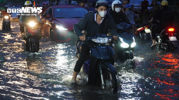 Thời tiết tại TP.HCM hôm nay 17/10, chiều tối và đêm có mưa rào và dông vài nơi.