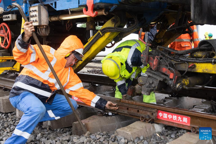Các công nhân lắp đặt lắp đặt đường ray trên đoạn đường sắt Budapest - Belgrade do Trung Quốc xây dựng ở Hungary. (Ảnh: Tân Hoa Xã)