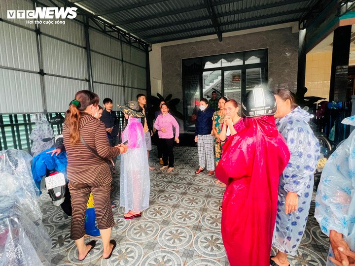 Người thân, bà con hàng xóm của các ngư dân gặp nạn ở Trường Sa đang đứng ngồi không yên.