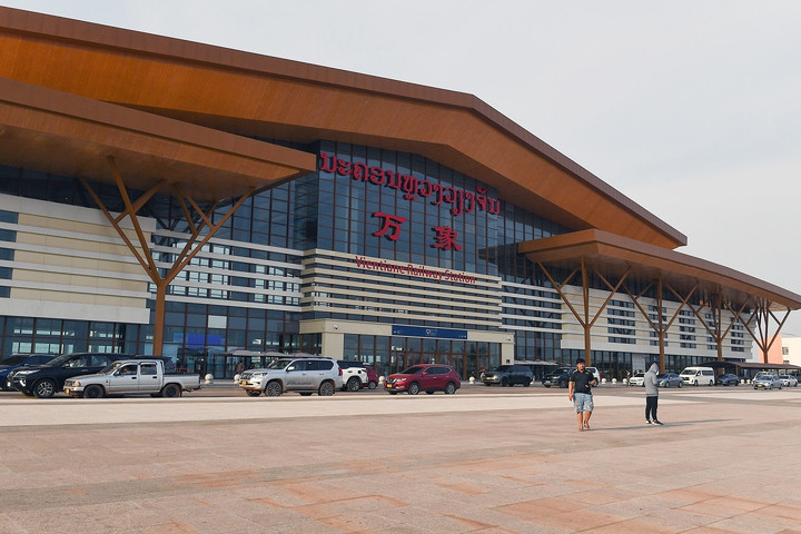 Bên ngoài ga Vientiane thuộc tuyến Đường sắt Trung Quốc - Lào.