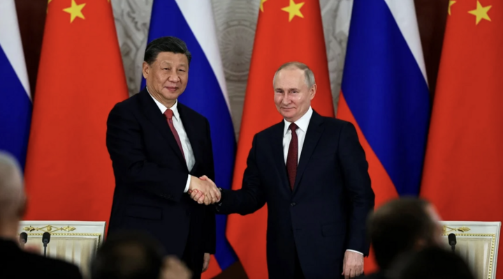 Chủ tịch Trung Quốc Tập Cận Bình và Tổng thống Nga Vladimir Putin bắt tay sau cuộc họp báo tại điện Kremlin, ở Moskva, Nga, hồi tháng 3. (Ảnh: AP)