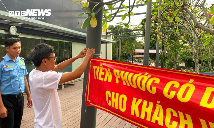 Cư dân căng băng rôn tại hồ bơi dự án Senturia Vườn Lài.