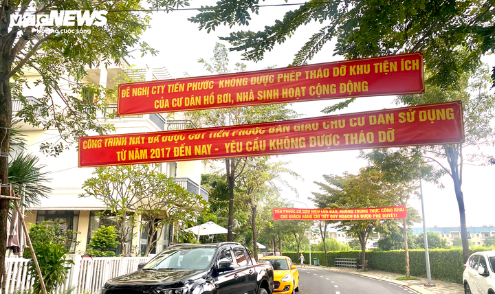 Cư dân treo băng rôn phản án việc tháo dỡ hồ bơi và nhà cộng đồng tại dự án.