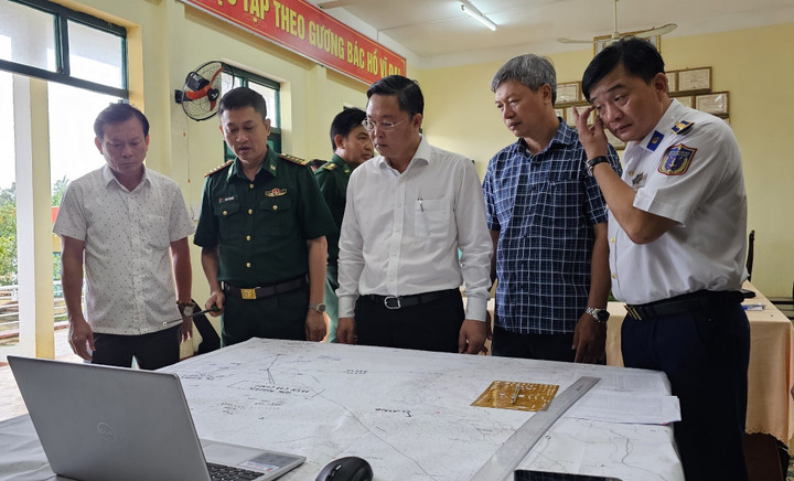 Ngay trong sáng 17/10, UBND tỉnh Quảng Nam đã thành lập Sở Chỉ huy tìm kiếm cứu nạn khẩn cấp do ông Lê Trí Thanh – Chủ tịch UBND tỉnh làm Trưởng Ban chỉ huy. (Ảnh: B.Đ)