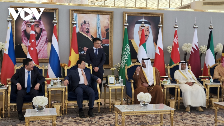 Đón Thủ tướng Chính phủ Phạm Minh Chính tại sân bay có Thống đốc thành phố Riyadh và thị trưởng thành phố Riyadh, Tổng thư ký GCC, Đại sứ Ả Rập Xê-út tại Việt Nam và Đại sứ Việt Nam tại Ả Rập Xê-út, cùng cán bộ Đại sứ quán.