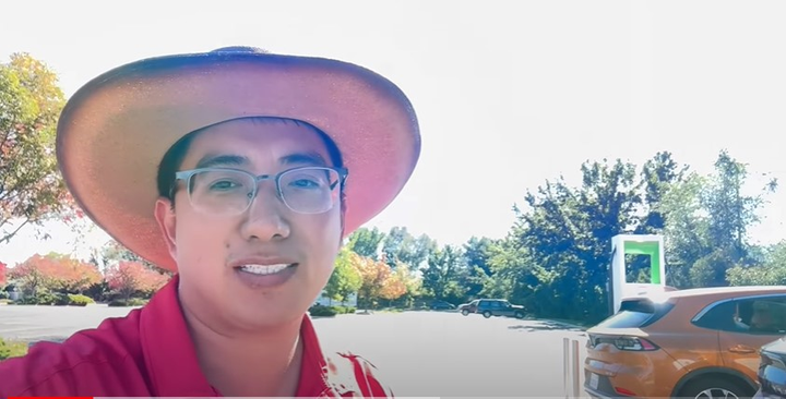 Anh Nguyễn Đức Thịnh dừng nghỉ tại trạm sạc điện trong ngày đầu tiên của hành trình. (Ảnh chụp màn hình)