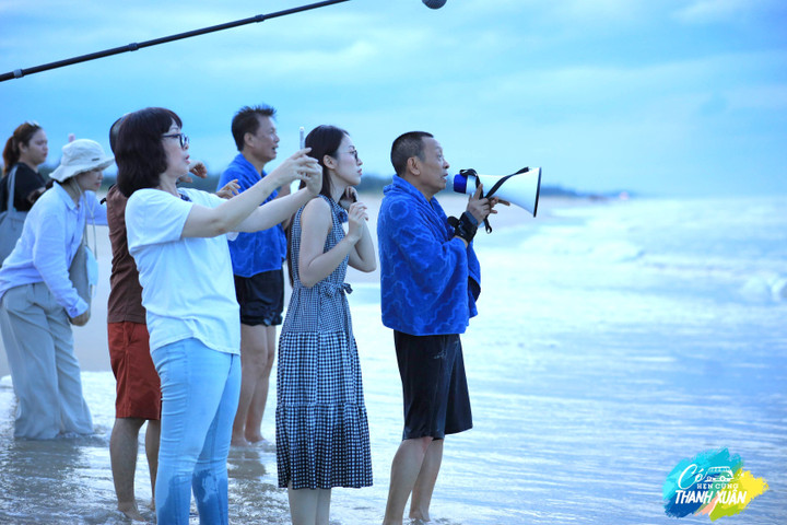 Không chỉ ôn lại những cảm xúc thời thanh xuân, các nhân vật còn sẵn sàng tham gia trải nghiệm những thử thách, trò chơi thú vị từ đó truyền cảm hứng để những người đồng niên can đảm “vượt qua vùng an toàn”.