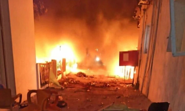 Bệnh viện Al-Ahli chìm trong biển lửa sau vụ tấn công. (Ảnh: Times of Israel)