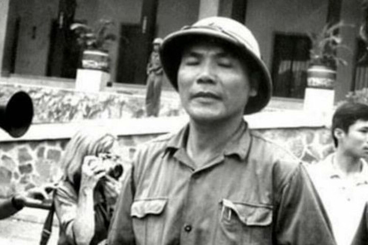 Chính ủy Lữ đoàn xe tăng 203 (Quân đoàn 2) Bùi Văn Tùng tại sân Dinh Độc Lập (Sài Gòn) trưa 30/4/1975. (Ảnh tư liệu).