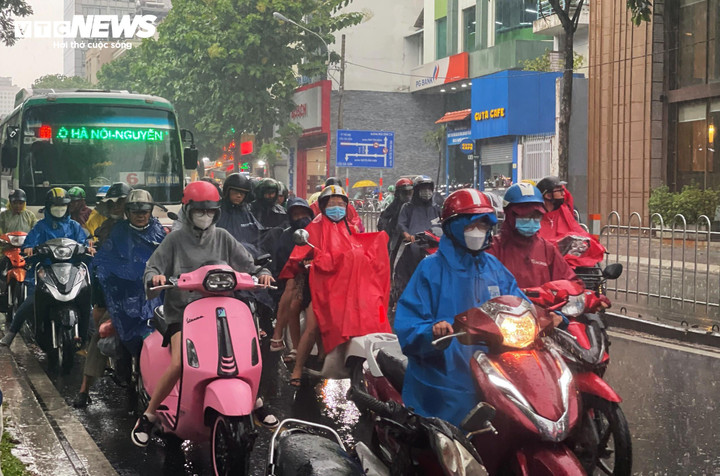 Thời tiết tại TP.HCM hôm nay 18/10, có mưa rào và dông vài nơi, thời gian mưa dông tập trung về chiều tối và đêm.