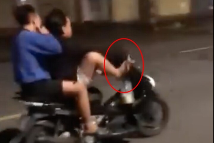 Hình ảnh L.Q.C. lái xe bằng chân gây nguy hiểm cho người tham gia giao thông. (Ảnh: Cắt từ clip)